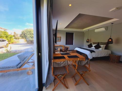 Ruang duduk di Drift Sunset Beach House