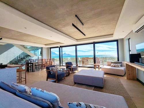 Ruang duduk di Drift Sunset Beach House