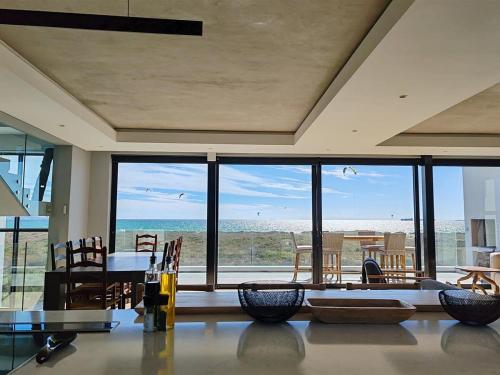 Ruang duduk di Drift Sunset Beach House