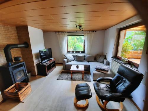 Posezení v ubytování Eldorstal-1-Ferienwohnung-in-Bad-Harzburg-mit-Hund-direkt-am-Nationalpark-1000-qm-Garten