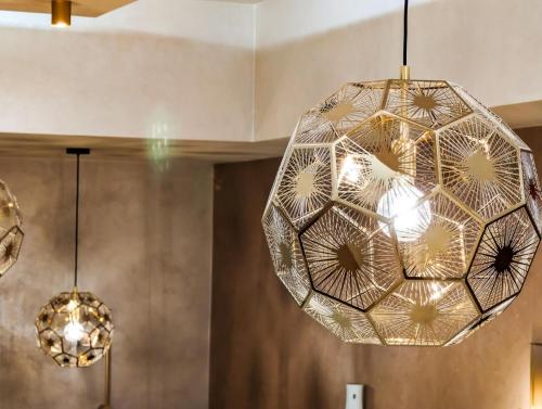 a group of three chandeliers hanging from a ceiling at Motel & Restoran Sunce in Busovača