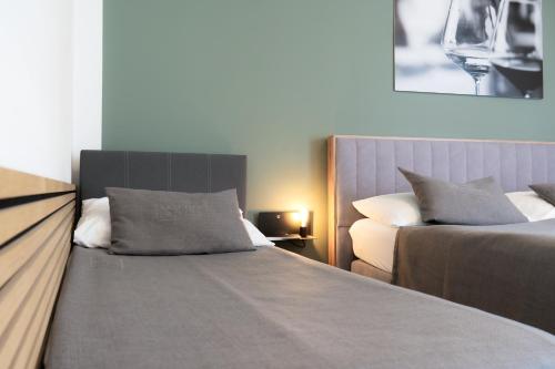 sypialnia z 2 łóżkami i stolikiem nocnym z lampką w obiekcie Kracher Hotel Doppelzimmer - für maximal 4 Personen inklusive Pool w mieście Illmitz