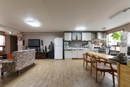 a kitchen and dining room with a table and chairs at Yehadoye Guesthouse in Seoul