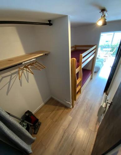 une chambre avec un couloir avec un escalier et une chambre avec un escalier dans l'établissement Studio au coeur de Saint Lary, à Saint-Lary-Soulan