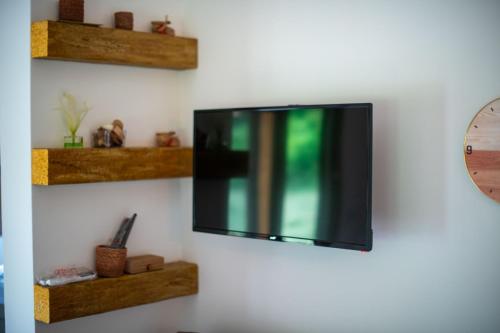 TV a/nebo společenská místnost v ubytování Sweet Home Visoko FREE PARKING, AC, RENT A CAR