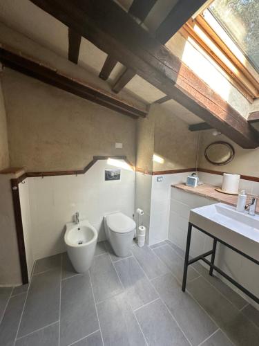 a bathroom with a toilet and a sink at La Tana del Grifo - Podere Amodeo in Chiusi