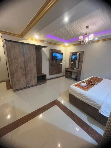 a large bedroom with a bed and a bathroom at Afaq Al Raha in Khamis Mushayt