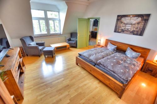 a bedroom with a bed and a living room at Schwalbennest in Naumburg