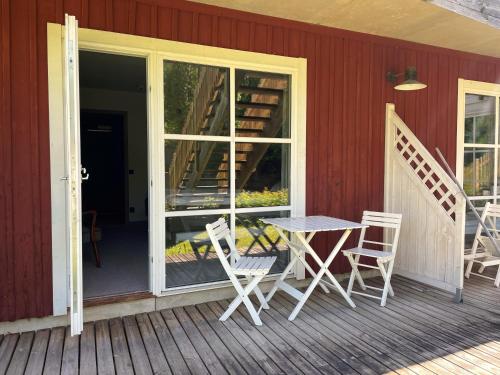 a patio with a table and chairs on a deck at Hotell Gyllene Hornet in Tällberg