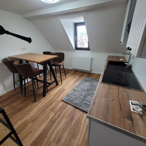 a kitchen and dining room with a table and chairs at Ferienwohnungen Ahrweiler in Bad Neuenahr-Ahrweiler