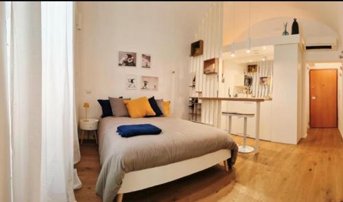 a bedroom with a large bed in a room at IN URBS in Salerno