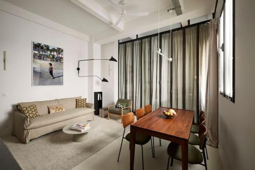 un salon avec une table et un canapé dans l'établissement Stylish Loft - 2BR and 2BA, à Paris