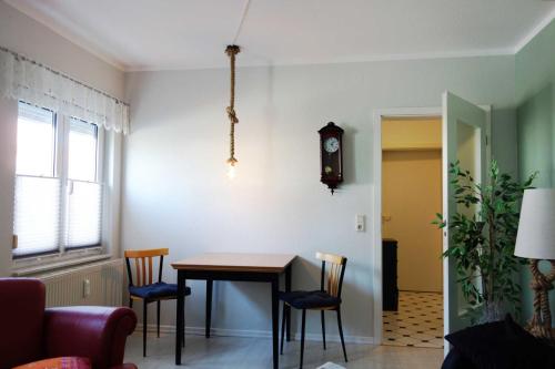 tavolo da pranzo con sedie e orologio sul muro di Nordlicht - nahe der Kurstraße und dem Reha Zentrum a Graal