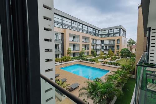 The Avery Studio at Embassy Gardens, Cantonments في آكرا: اطلالة خارجية على مبنى به مسبح