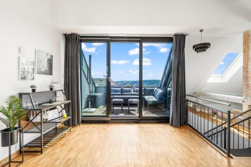 Televisyen dan/atau pusat hiburan di DND Design Loft I 170qm I Parken I Balkon I Workstation I Netflix I Kaffee I Waschmaschine I Trockner I Xbox I Ausblick