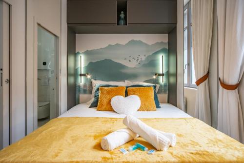 - une chambre avec un oreiller pour le cœur sur un lit dans l'établissement Le Jardin De Guilbaud - Hypercentre - Netflix, à Tours