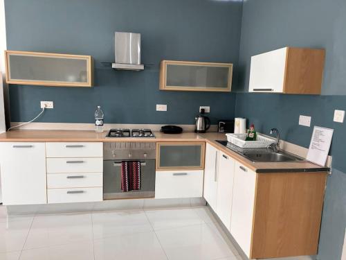 Modern Studio in Mgarr Maltaにあるキッチンまたは簡易キッチン