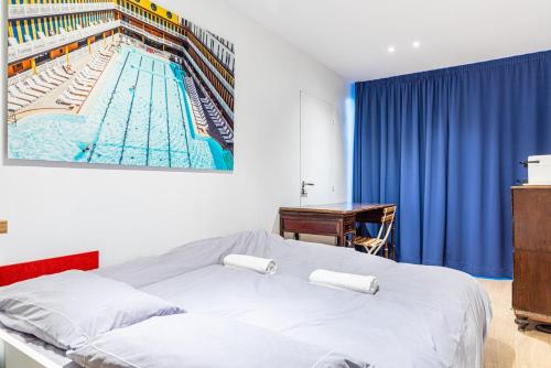 - une chambre avec une photo de piscine sur le mur dans l'établissement Charming stay in the 16th, à Paris