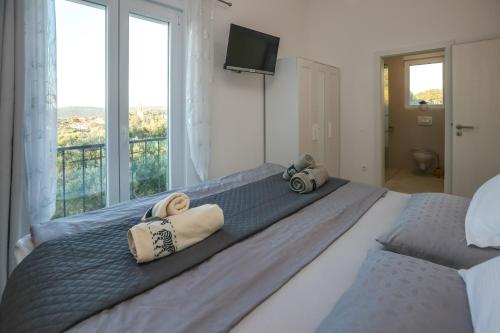 Postel nebo postele na pokoji v ubytování Villa Gabi with Heated Pool