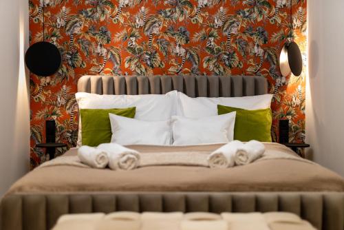 een slaapkamer met een bed met handdoeken erop bij Frida's Dream Suite in Boedapest