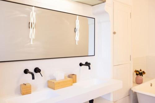 une salle de bain avec un lavabo et un miroir dans l'établissement Grand Standing Appartement, à Marseille