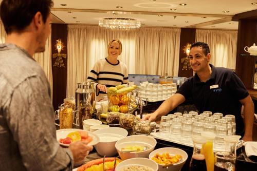 a group of people standing around a table with food at VIVA RIVERSIDE Messe Düsseldorf in Düsseldorf