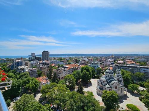 een uitzicht op de stad vanaf de top van een gebouw bij La casa di Nora in Varna