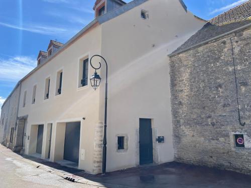 un bâtiment blanc avec une lumière sur son côté dans l'établissement Ô Happy Daix, à Daix