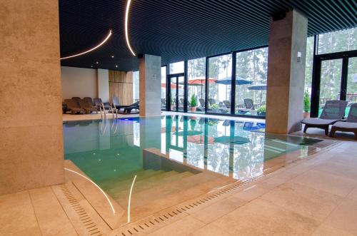 una piscina in un edificio con hall di HVOYA Apart-Hotel & SPA a Bukovel