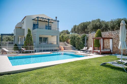 The swimming pool at or close to Villa Athinais