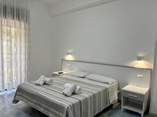 una camera da letto con un letto con due cuscini sopra di Appartamenti Antonio a Tropea