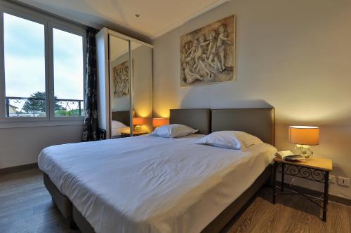 Letto o letti in una camera di Emeraude Résidence Hotelière