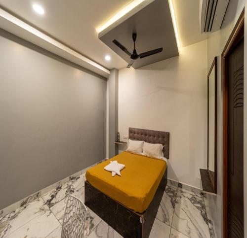 a room with a bed with a star on it at Hotel Bees in Puducherry