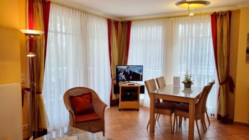 TV a/nebo společenská místnost v ubytování Dünenschloss - 02-14