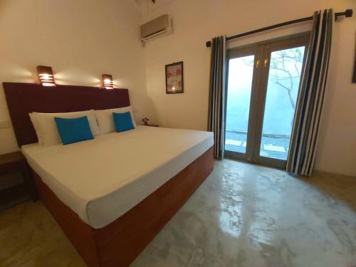 a bedroom with a bed with a view of the ocean at Villa Thalpe Breeze in Unawatuna