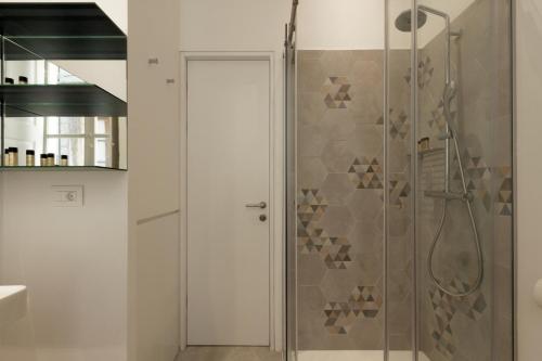 Apartments Eleganca-Comfort One Bedroom Apartment Djelozija في دوبروفنيك: حمام مع دش وباب زجاجي