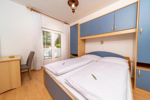 Postel nebo postele na pokoji v ubytování Apartmani Višnja