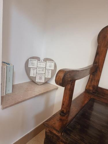 a wooden shelf with a heart on a wall at Casa vacanze San Martino in Ginosa
