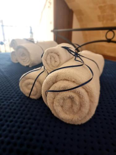 a group of rolled towels sitting on a floor at Casa vacanze San Martino in Ginosa