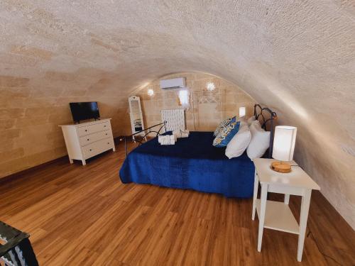 a bedroom with a bed and a table in a room at Casa vacanze San Martino in Ginosa