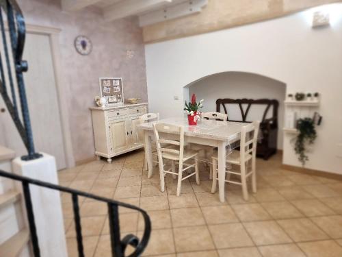 a kitchen with a table and chairs in a room at Casa vacanze San Martino in Ginosa