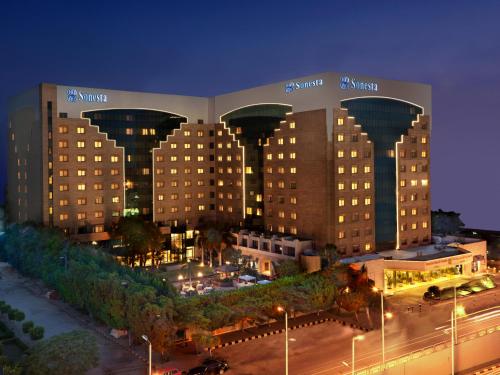 فندق وبرج سونستا القاهرة في القاهرة: اطلالة الفندق بالليل على مباني
