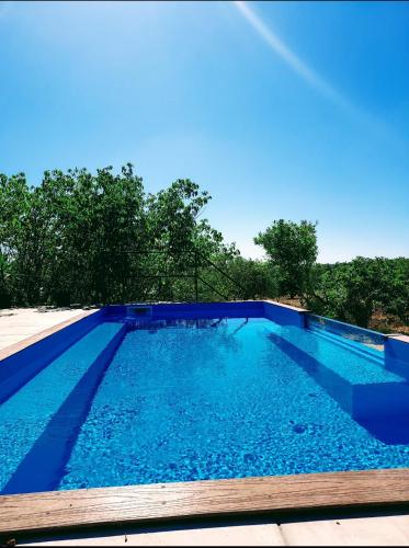 a large swimming pool with blue water at Quinta da Norinha in Portimão