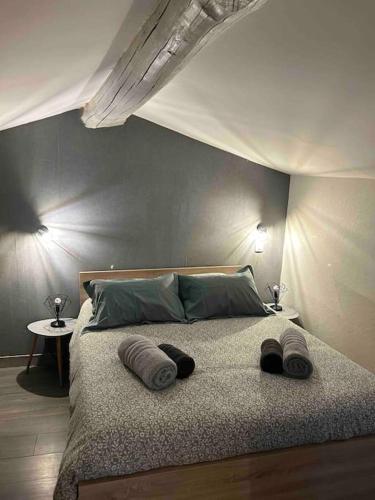 une chambre avec un lit avec deux serviettes dessus dans l'établissement Maison de Village Chez Popeye, à Vogüé