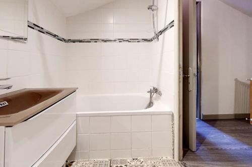 une salle de bain blanche avec lavabo et douche dans l'établissement Maison de Village Chez Popeye, à Vogüé