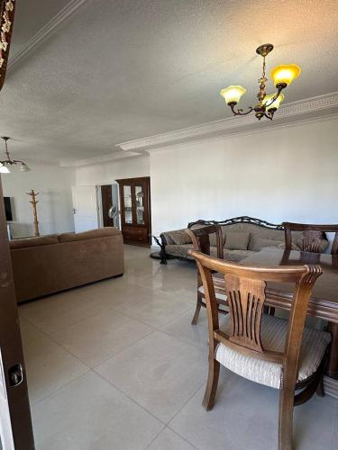Χώρος καθιστικού στο alwaha circle 3 bedrooms apartment ثلاثة غرف نوم دوار الواحة