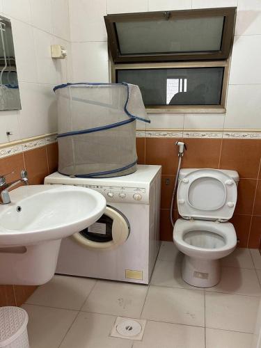 Ένα μπάνιο στο alwaha circle 3 bedrooms apartment ثلاثة غرف نوم دوار الواحة