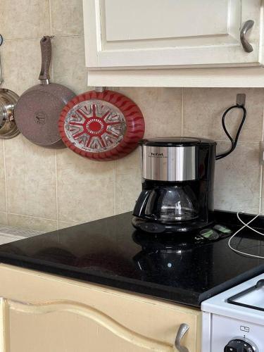 Η κουζίνα ή μικρή κουζίνα στο alwaha circle 3 bedrooms apartment ثلاثة غرف نوم دوار الواحة