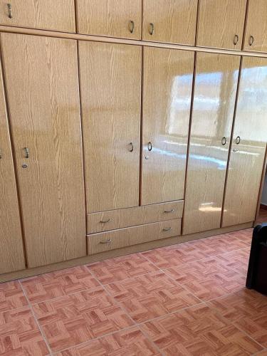 Φωτογραφία από το άλμπουμ του alwaha circle 3 bedrooms apartment ثلاثة غرف نوم دوار الواحة σε Rujm ash Sharāʼirah