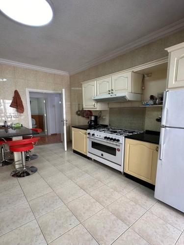 Η κουζίνα ή μικρή κουζίνα στο alwaha circle 3 bedrooms apartment ثلاثة غرف نوم دوار الواحة